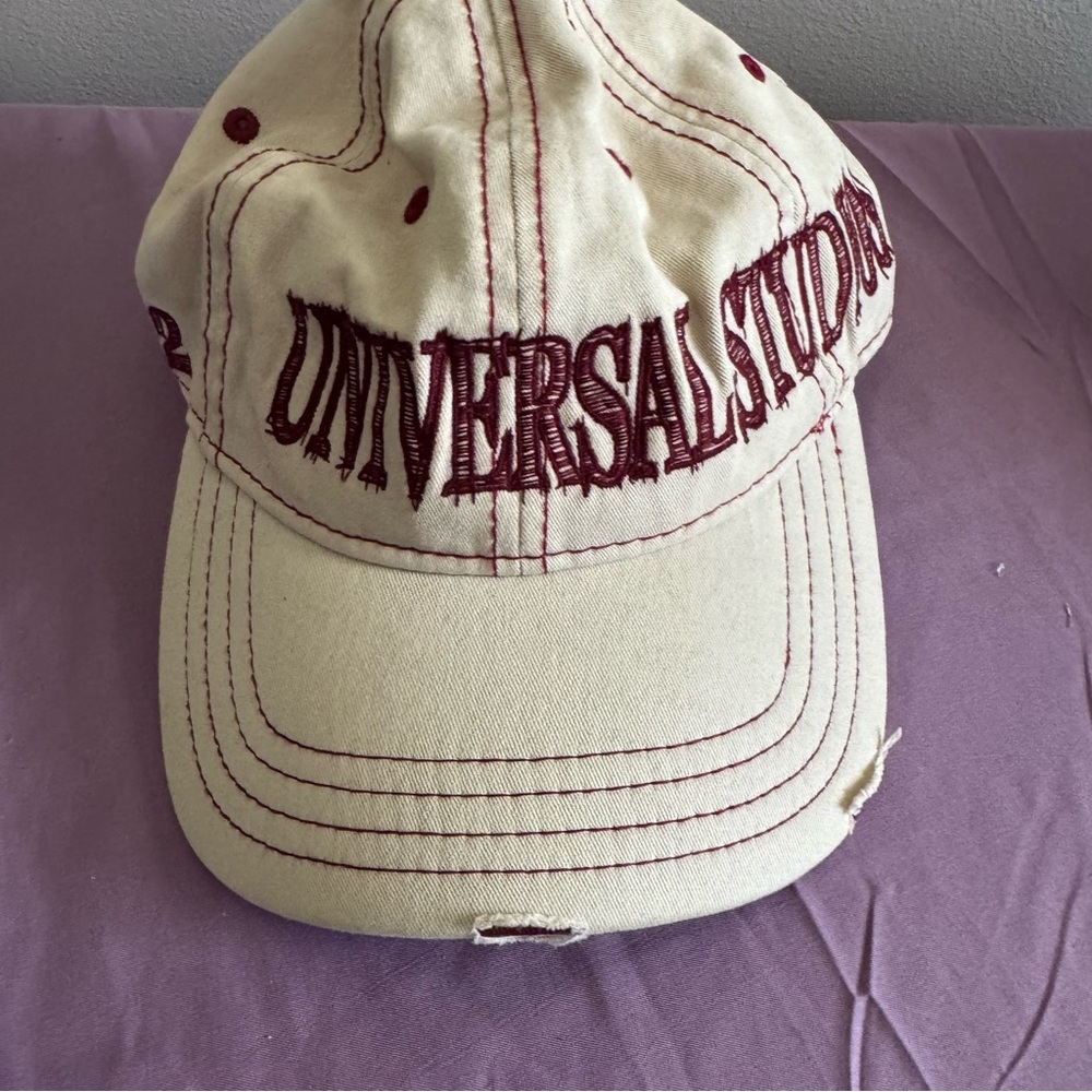 🛍️2/$10🛍️Universal Burgundy and Cream Logo Baseball Cap